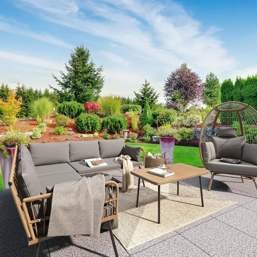 • Grey 5-seater garden furniture with modern design
